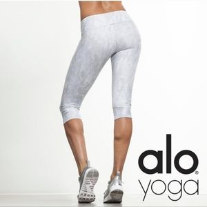 ALO Yoga Airbrush Capri Leggings in Vapor Phyton